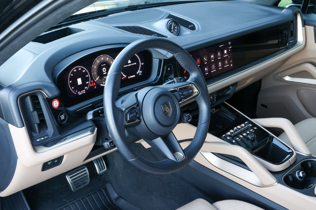 Certified 2025 Porsche Cayenne Turbo AWD/4WD image 4