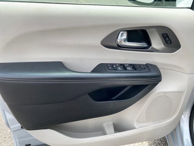 Used 2024 Chrysler Pacifica Touring-L FWD image 15