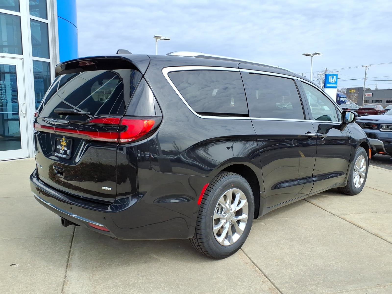 Used 2021 Chrysler Pacifica Touring-L image 10