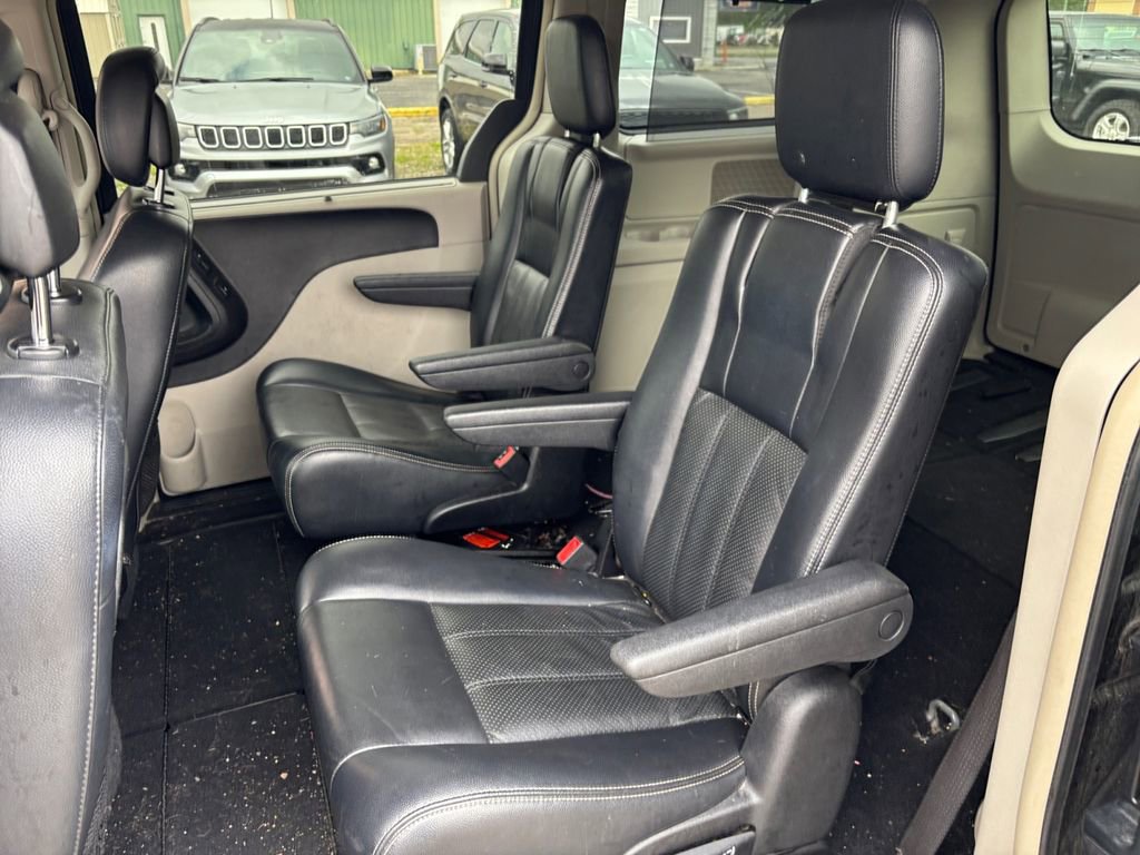 Used 2011 Chrysler Town & Country Touring-L w/ Entertainment Group #2 FWD image 25