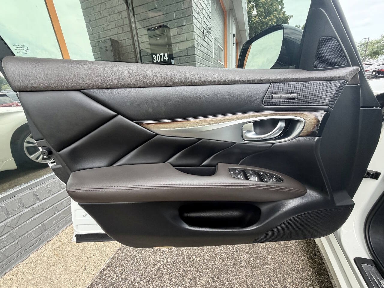 Used 2017 INFINITI Q70 L 3.7 w/ Deluxe Touring Package AWD/4WD image 31