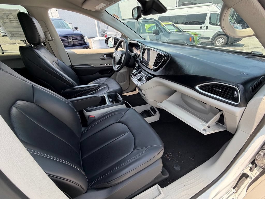 Used 2024 Chrysler Pacifica Touring-L FWD image 12