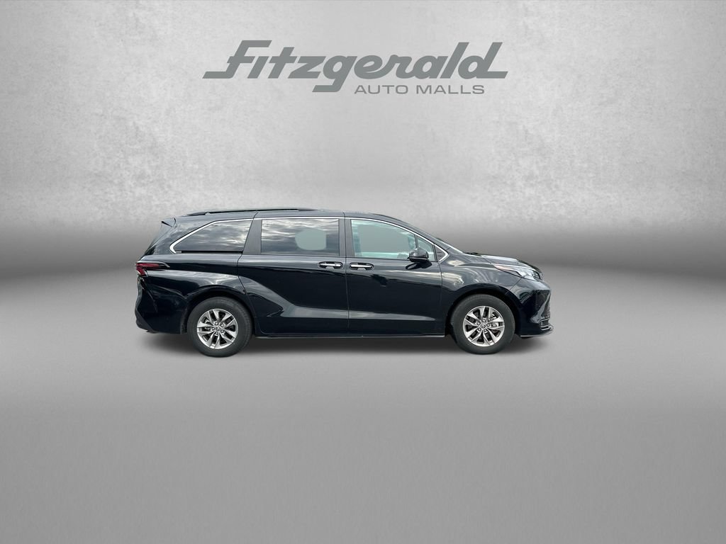 Used 2025 Toyota Sienna XLE FWD image 9