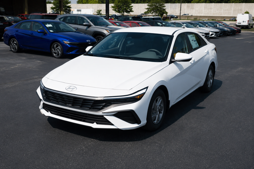 New 2026 Hyundai Elantra SE FWD image 1