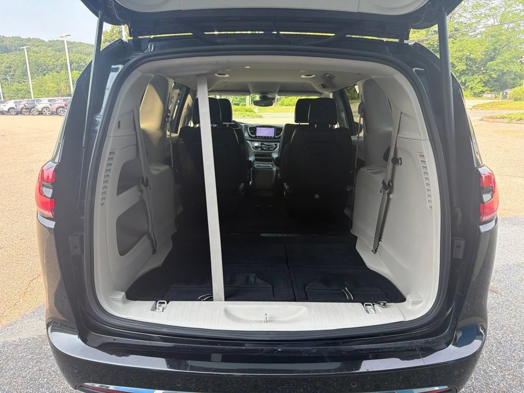 Used 2023 Chrysler Pacifica Touring-L FWD image 10
