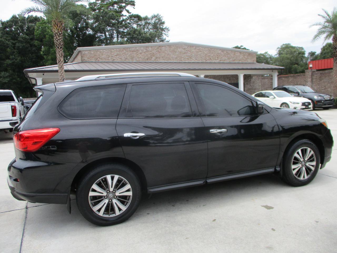Used 2017 Nissan Pathfinder SV FWD image 22