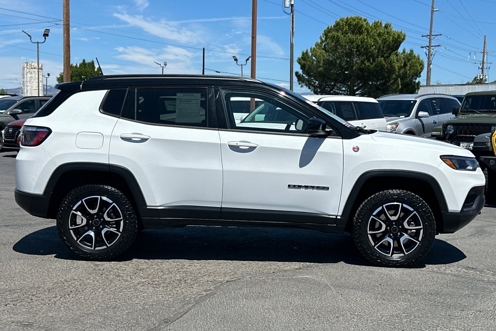 Used 2025 Jeep Compass Trailhawk AWD/4WD image 3