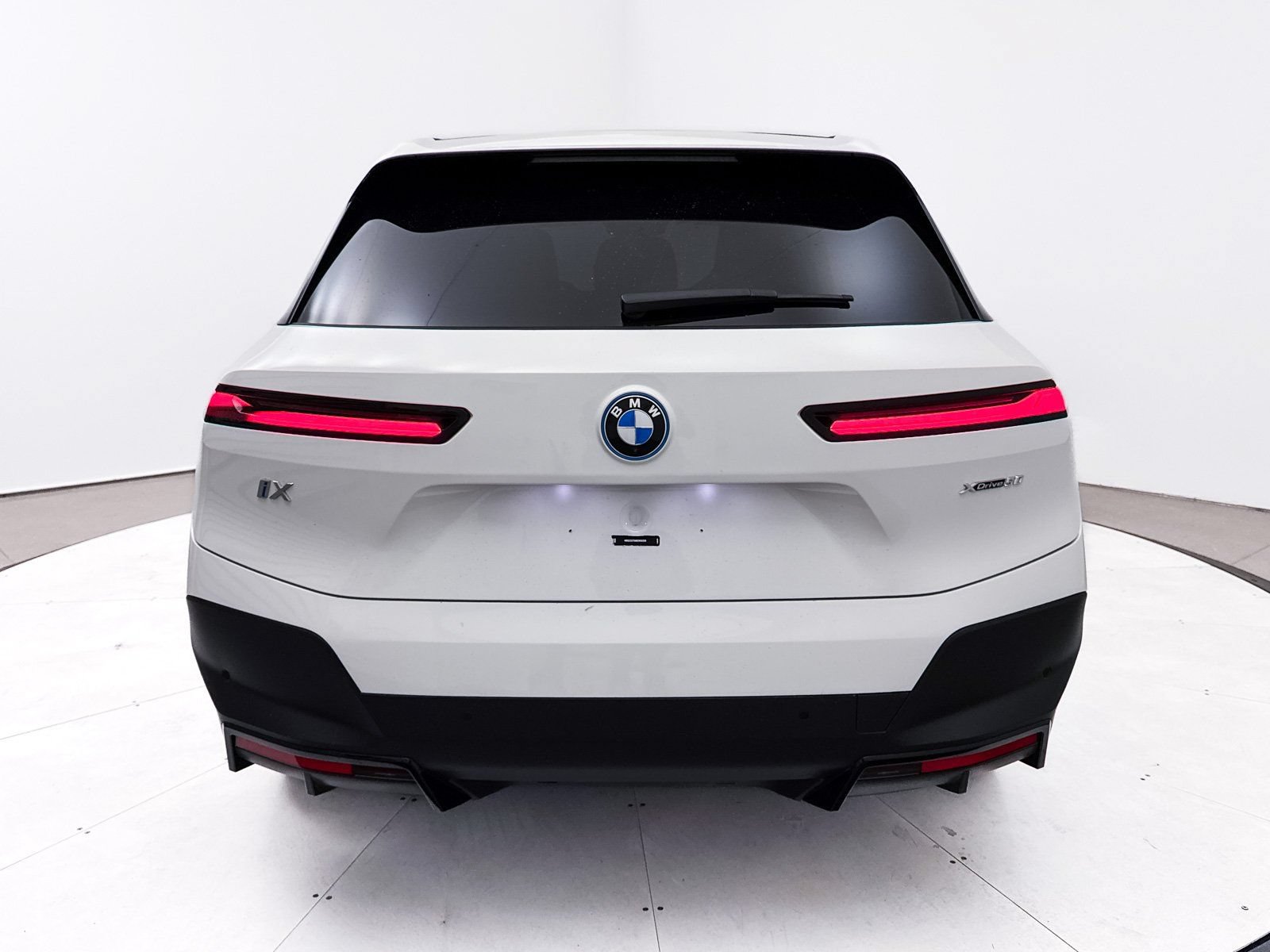 Used 2024 BMW iX xDrive50 w/ Premium Package AWD/4WD image 16