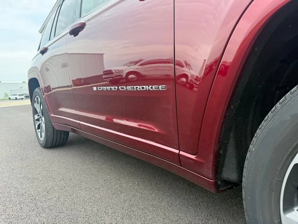Used 2022 Jeep Grand Cherokee Overland AWD/4WD image 11