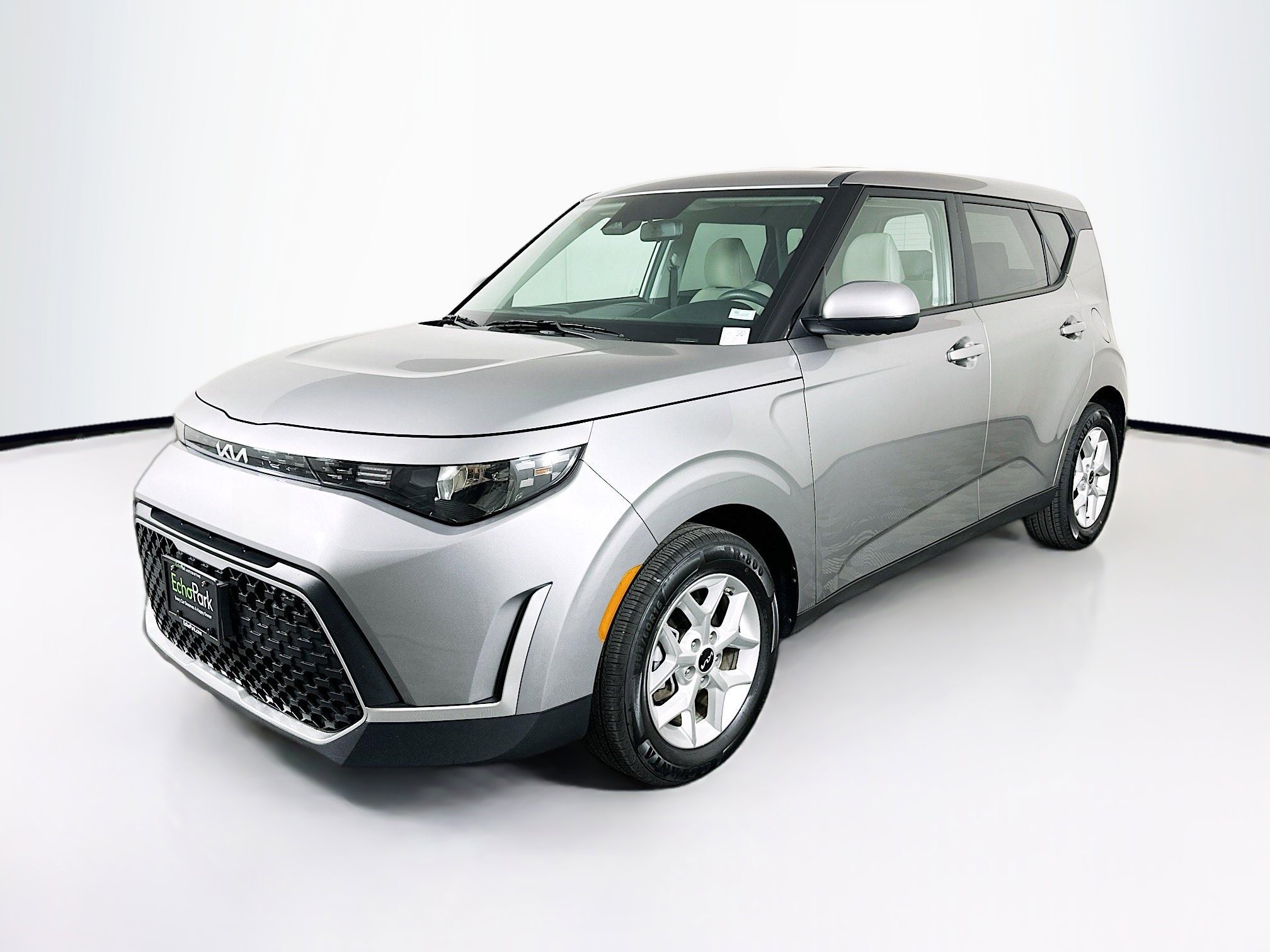 Used 2025 Kia Soul LX w/ LX Technology Package FWD image 3