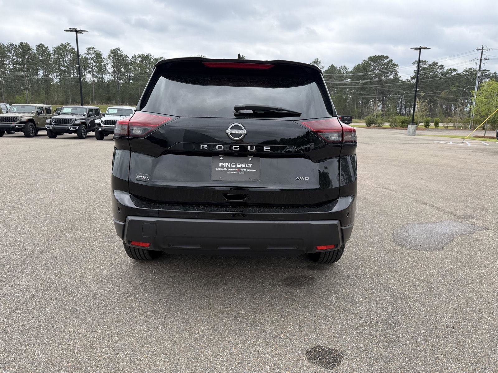 Used 2025 Nissan Rogue SV image 5