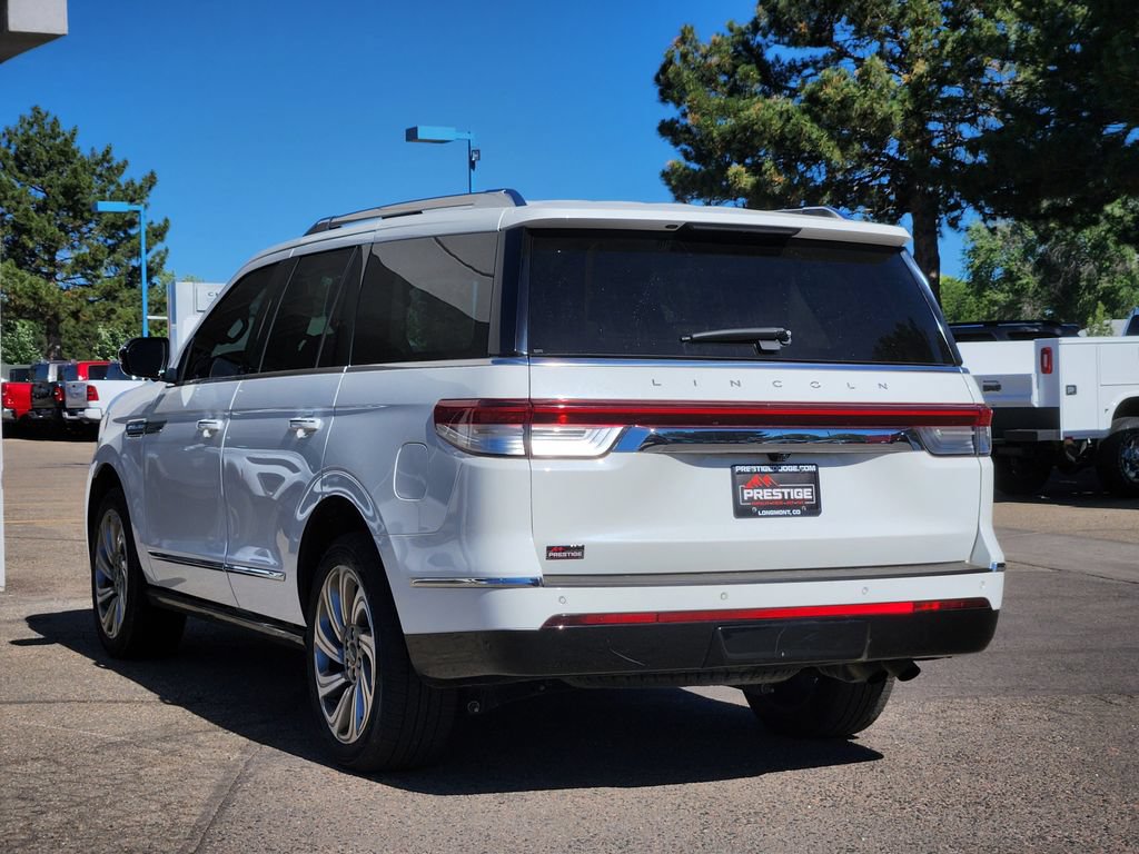Used 2022 Lincoln Navigator 4WD image 3