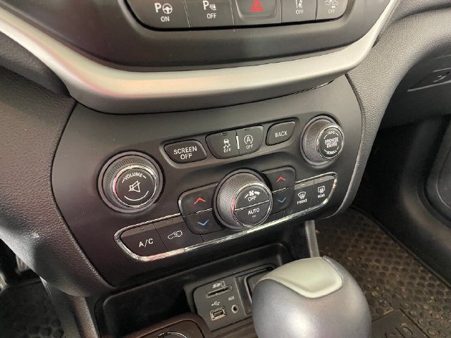 Used 2017 Jeep Cherokee Trailhawk AWD/4WD image 8
