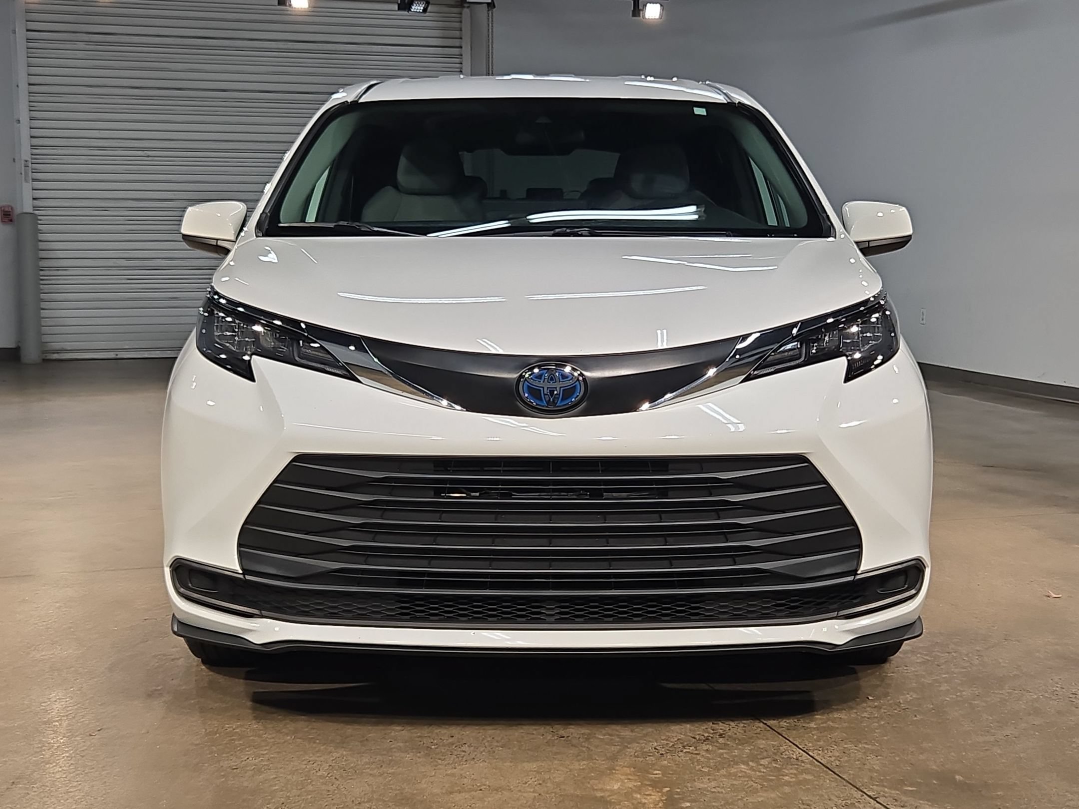 Used 2025 Toyota Sienna LE AWD/4WD image 2