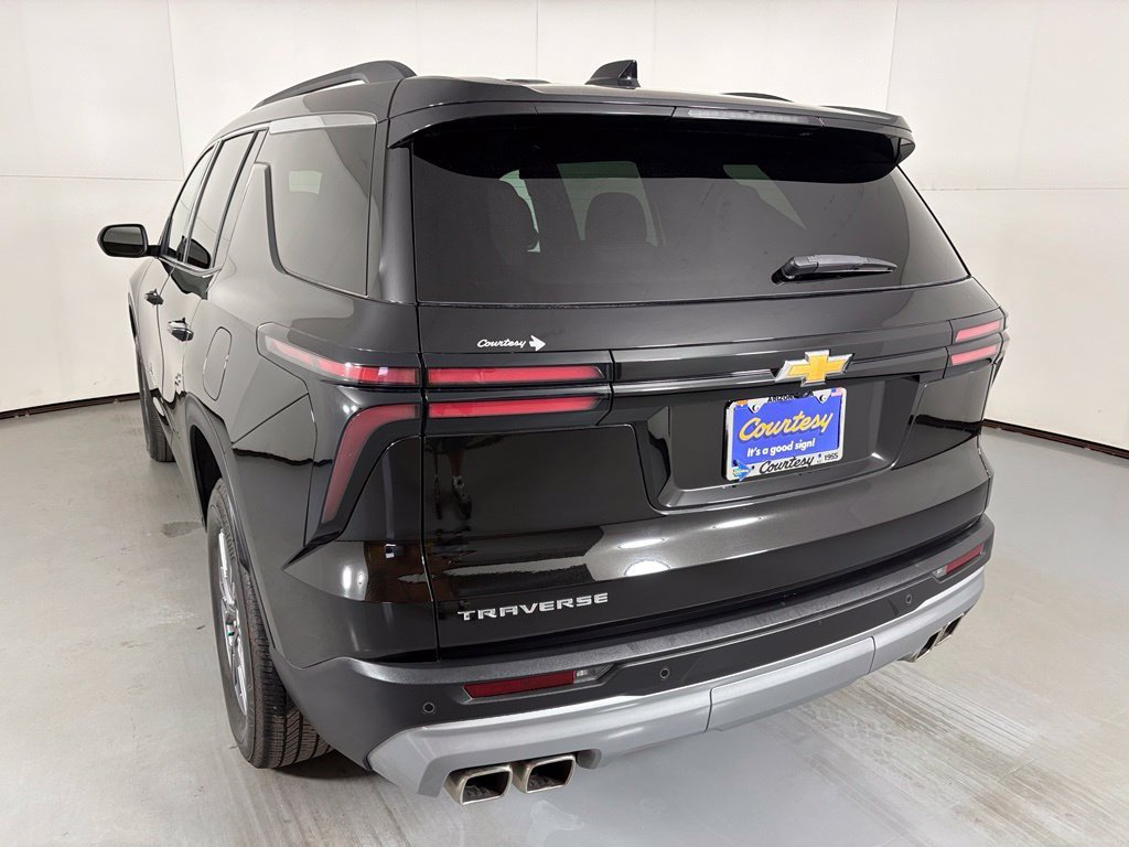 Used 2025 Chevrolet Traverse LT FWD image 6