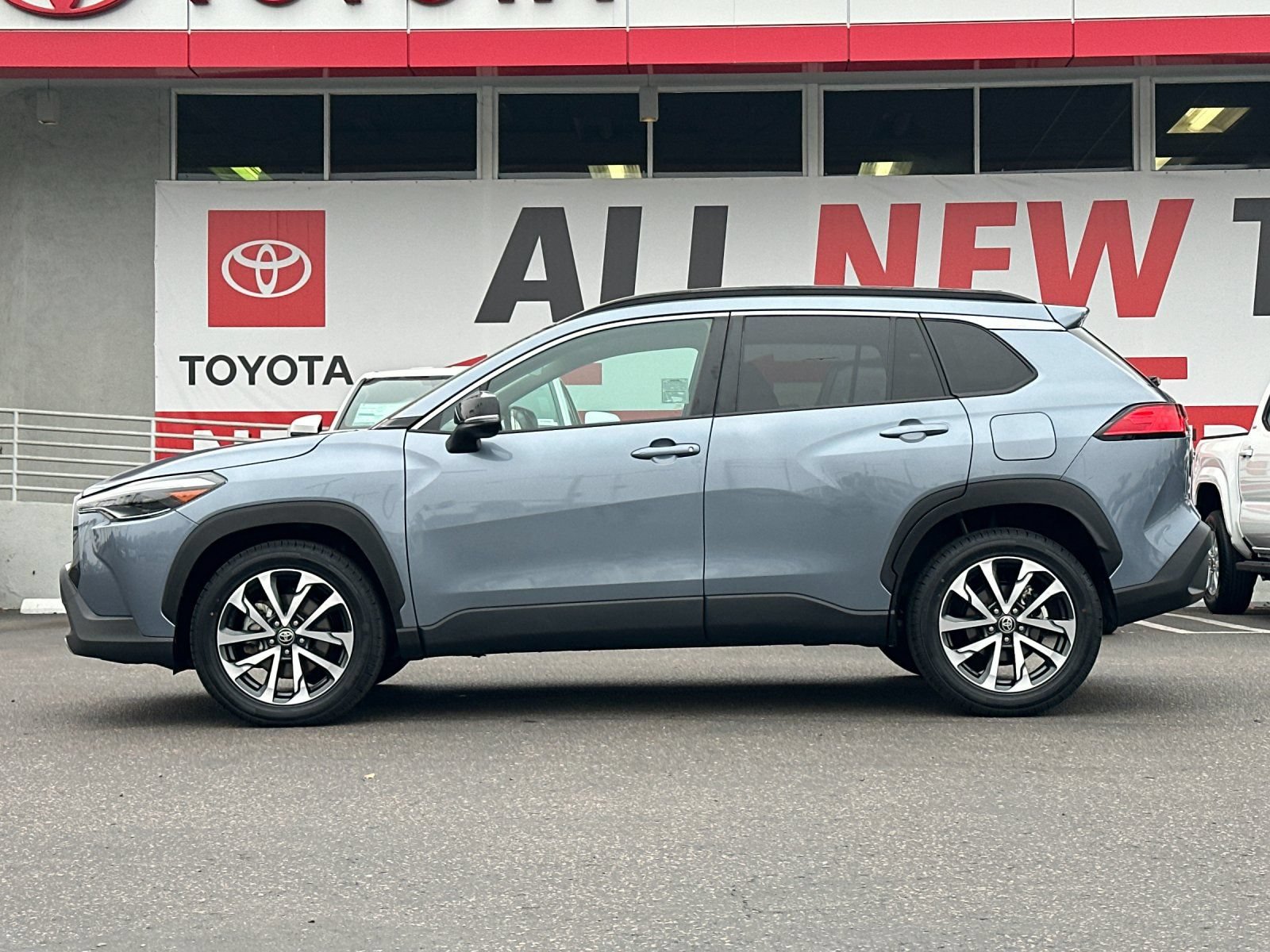 Used 2025 Toyota Corolla Cross XLE FWD image 2