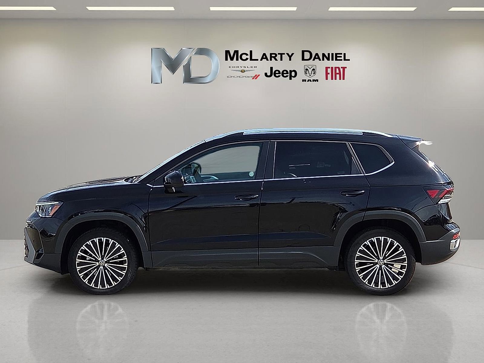 Used 2025 Volkswagen Taos SE FWD image 3
