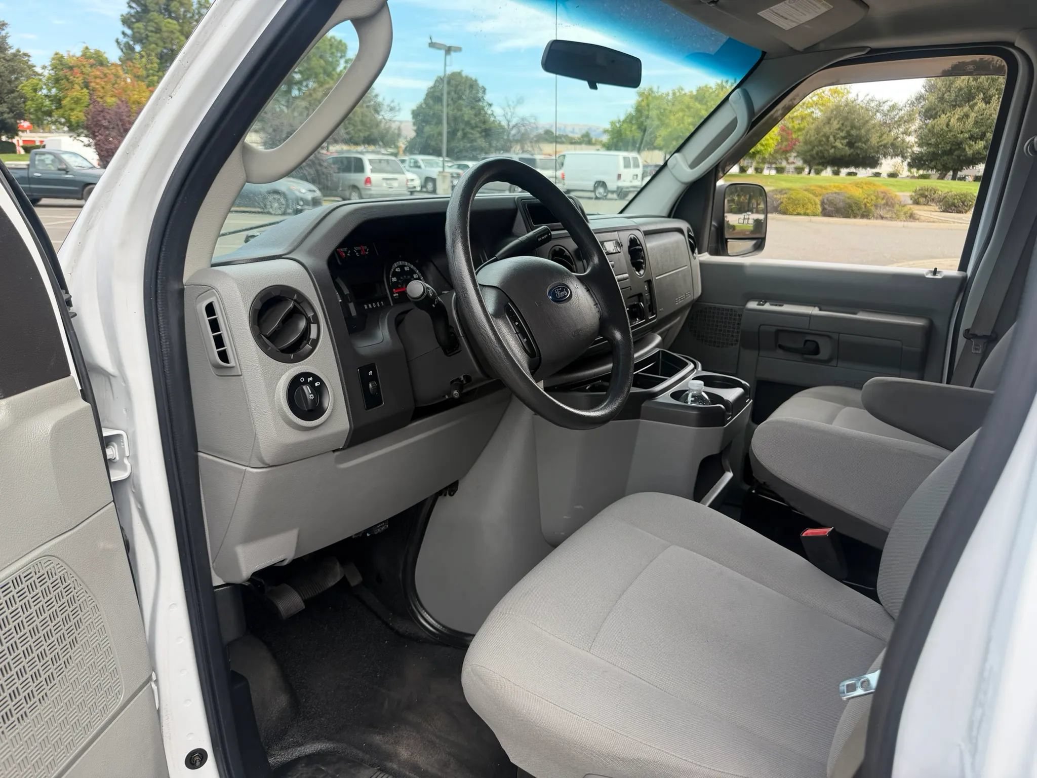 Used 2014 Ford E-250 and Econoline 250 w/ Power Group RWD image 3