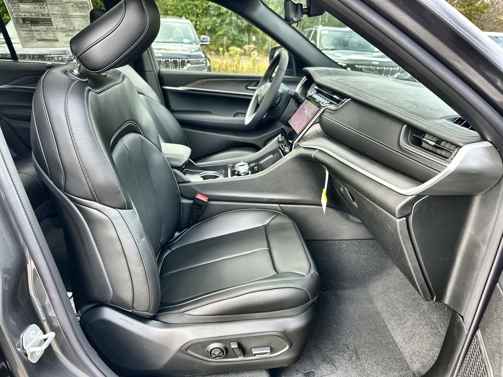 New 2025 Jeep Grand Cherokee Limited w/ Luxury Tech Group II image 27