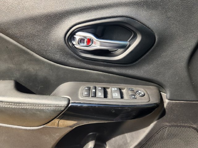 Used 2023 Jeep Cherokee Altitude Lux AWD/4WD image 22