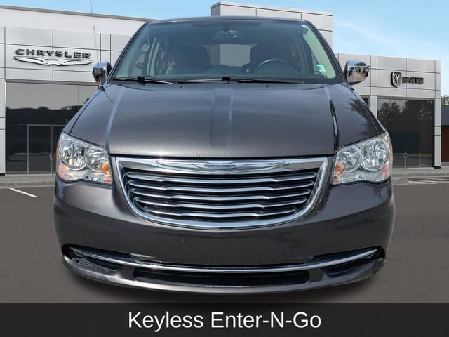 Used 2016 Chrysler Town & Country Touring-L FWD image 10