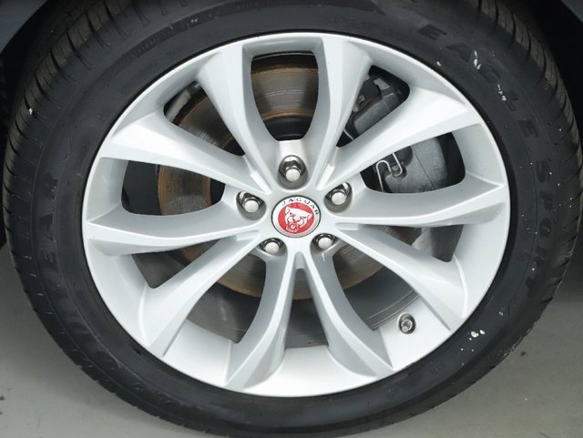 Used 2018 Jaguar XF Premium image 37