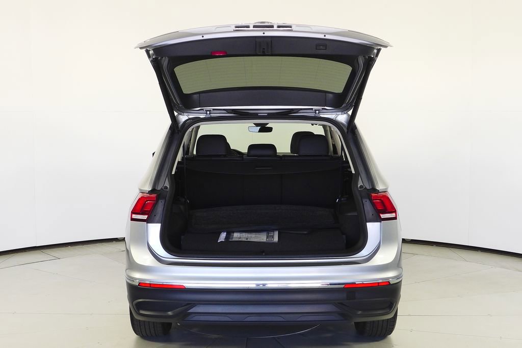 Used 2024 Volkswagen Tiguan SE w/ Panoramic Sunroof Package image 10