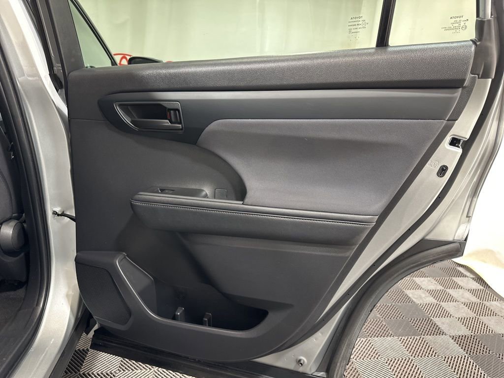 Used 2024 Toyota Highlander LE image 14