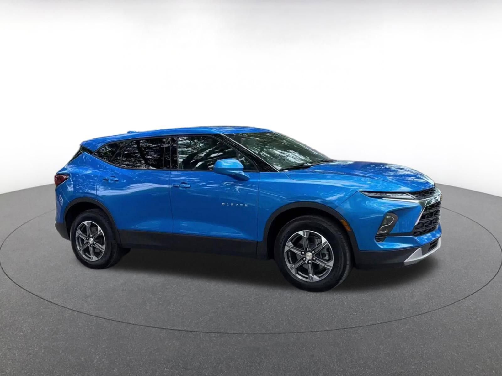 Used 2025 Chevrolet Blazer LT FWD image 2