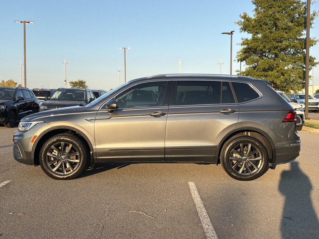 Used 2024 Volkswagen Tiguan SE FWD image 2