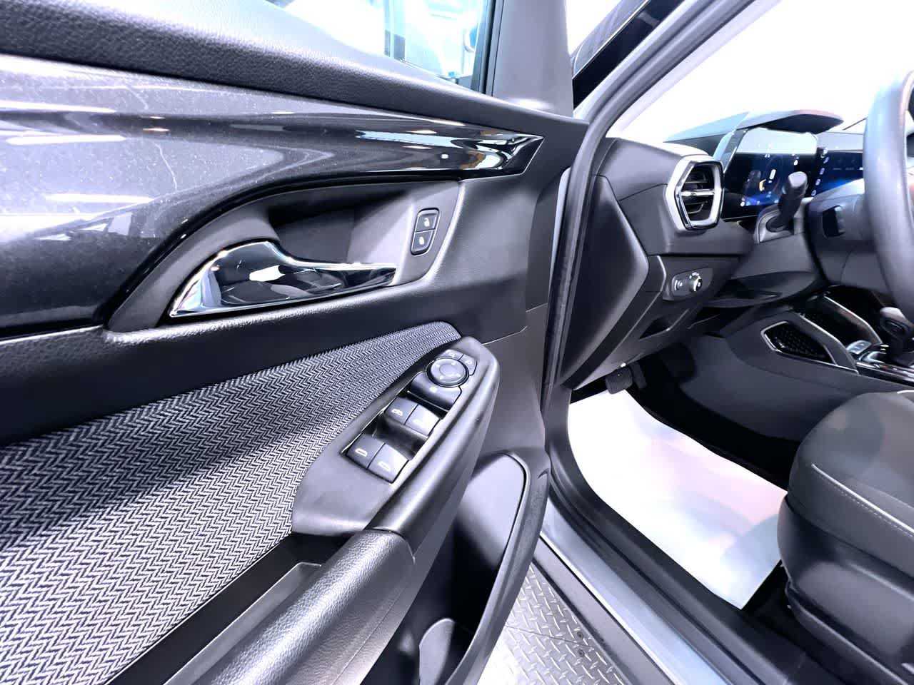 Used 2025 Chevrolet TrailBlazer LT FWD image 12
