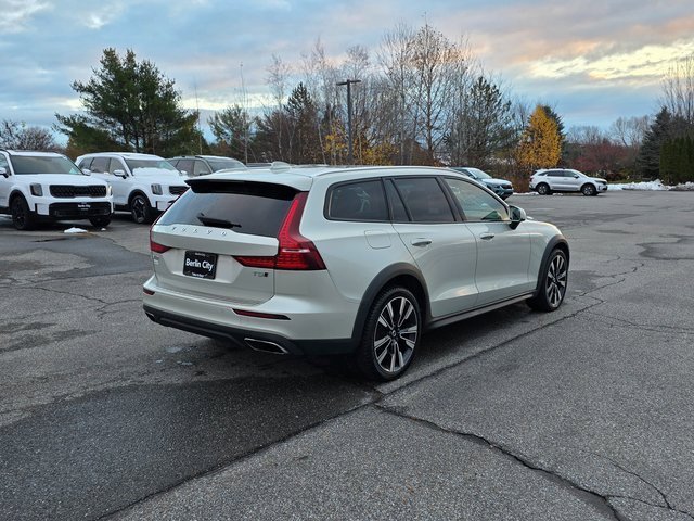 Used 2020 Volvo V60 T5 Cross Country image 8