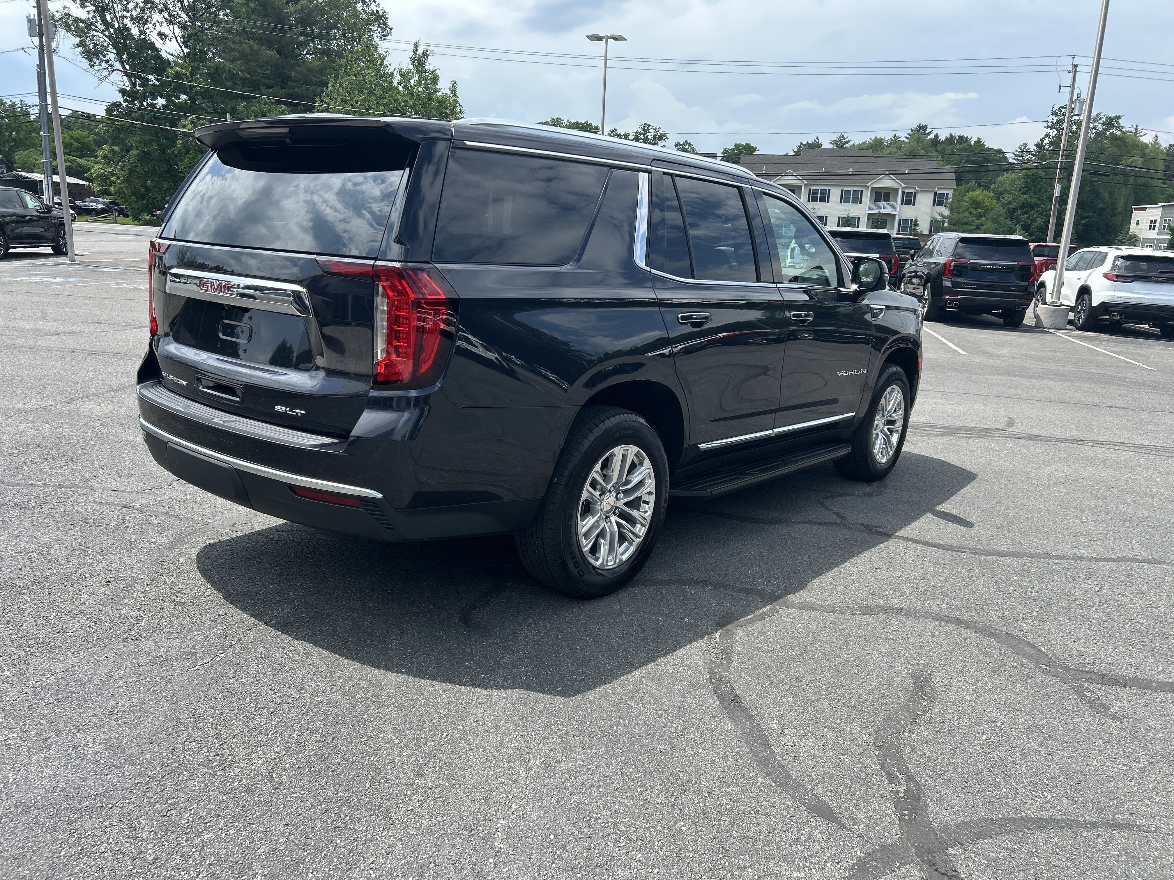Certified 2024 GMC Yukon SLT w/ SLT Luxury Package AWD/4WD image 16