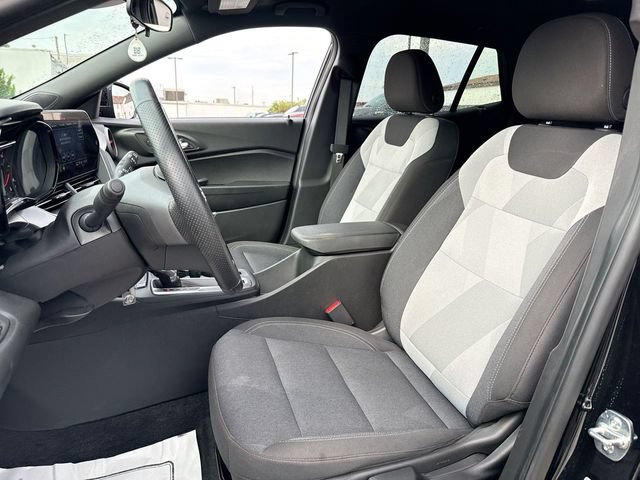 Used 2025 Chevrolet Trax RS FWD image 11
