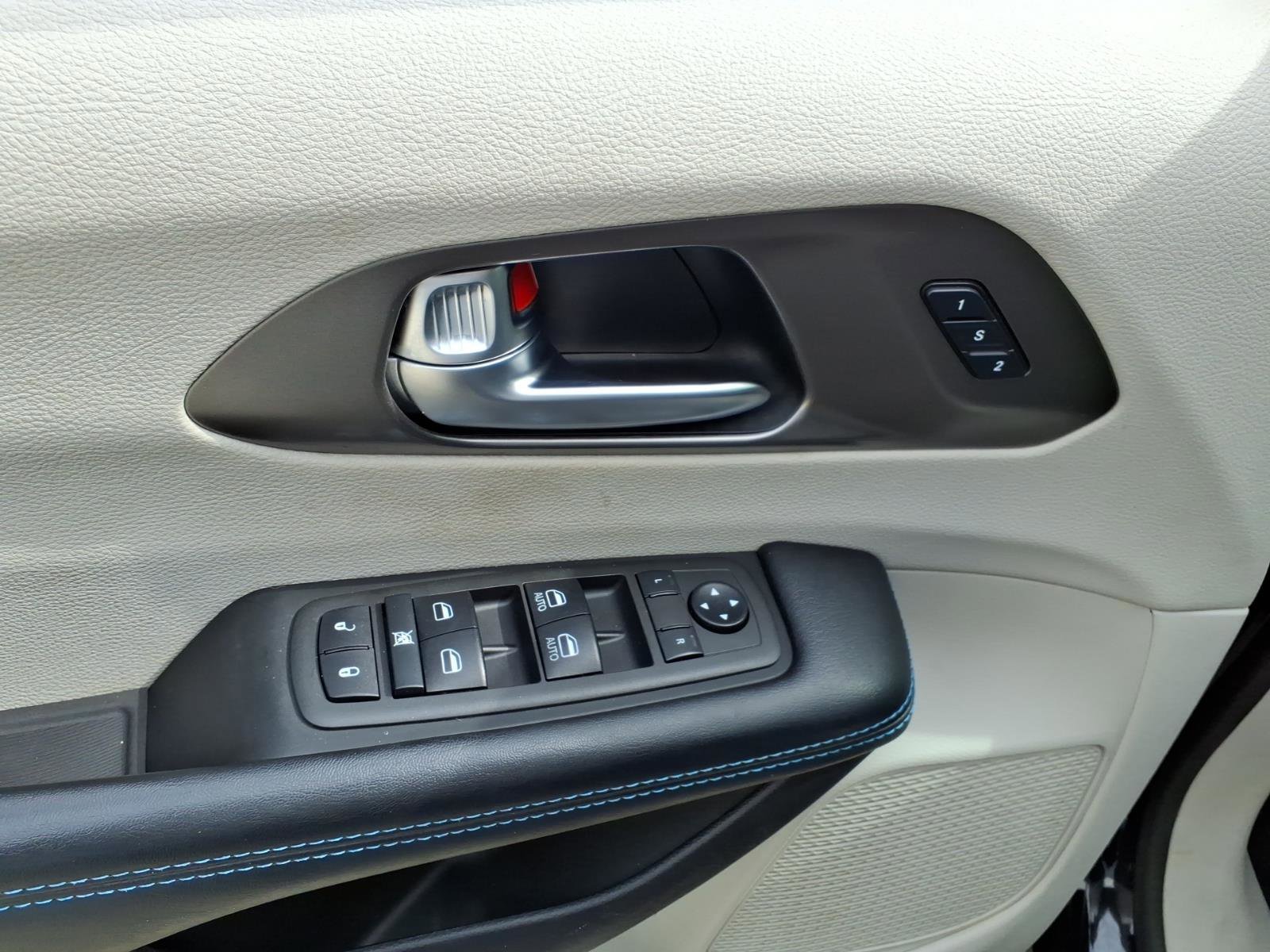 Used 2021 Chrysler Pacifica Touring-L image 13