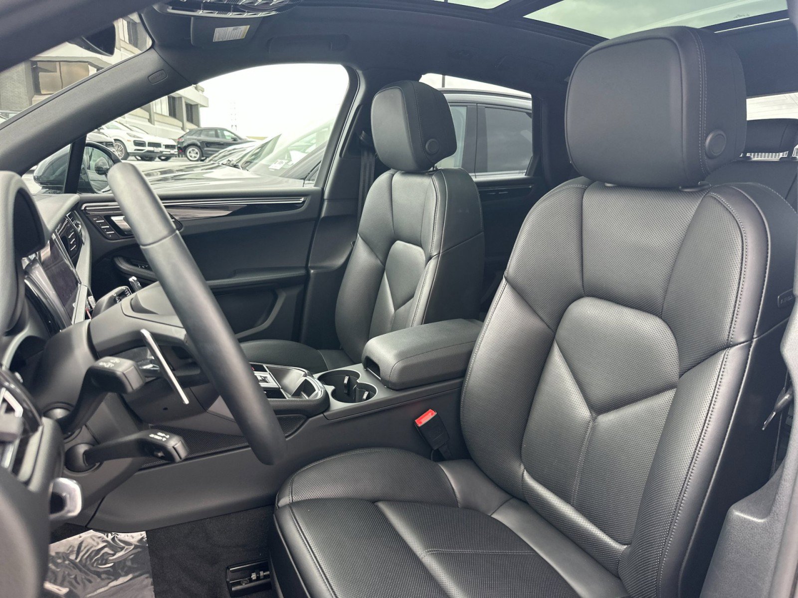 Used 2025 Porsche Macan image 5