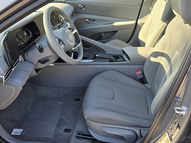 Used 2026 Hyundai Elantra SE FWD image 5