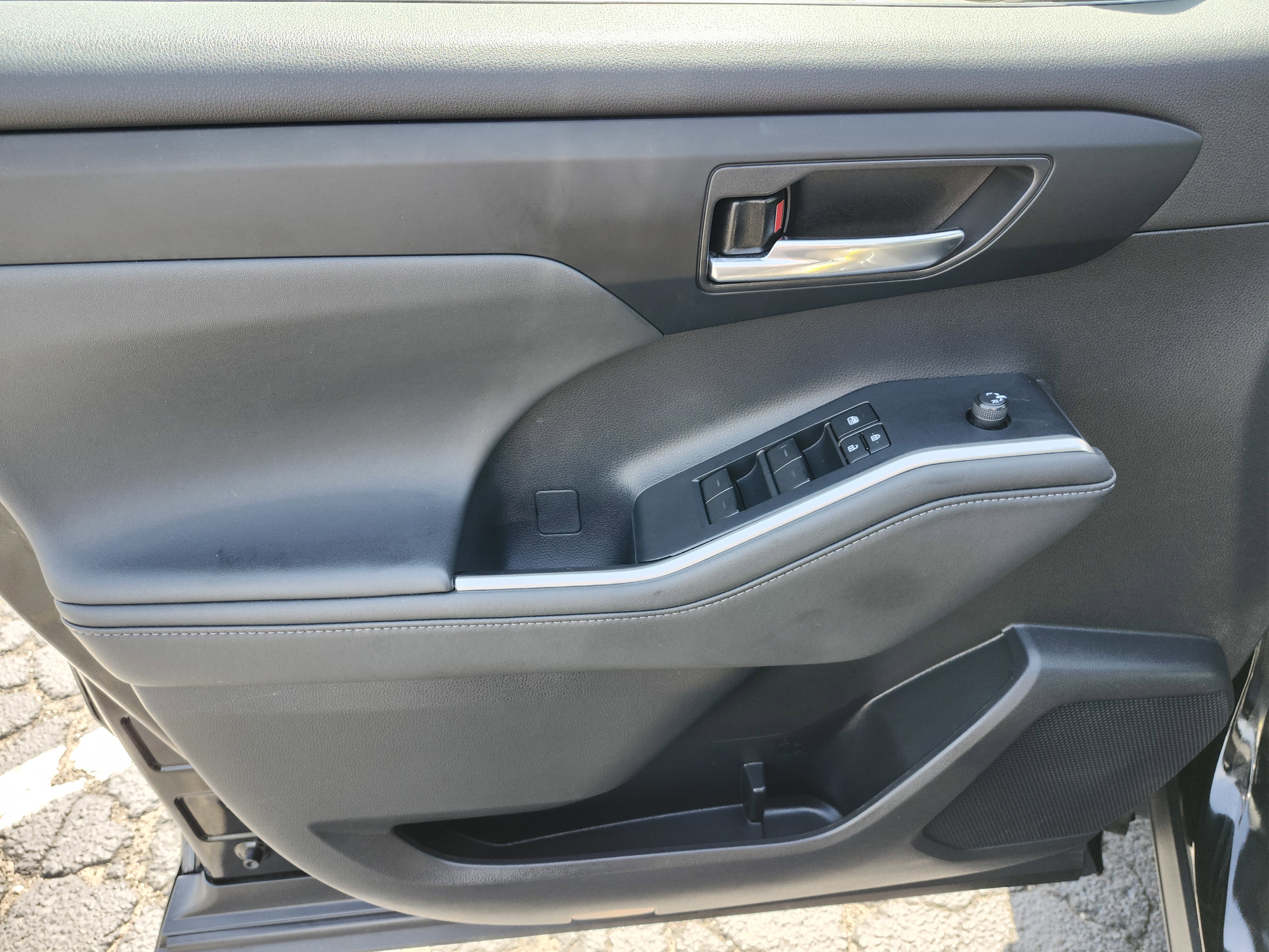 Used 2022 Toyota Highlander XLE AWD/4WD image 30