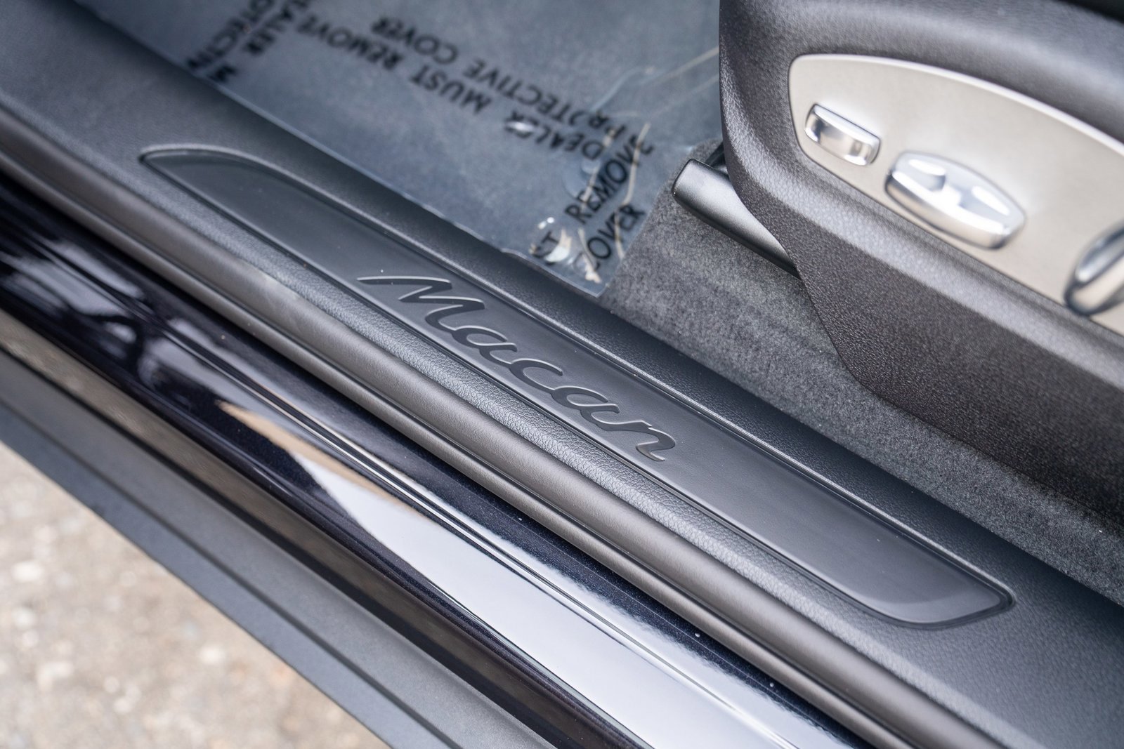 Certified 2025 Porsche Macan AWD/4WD image 11