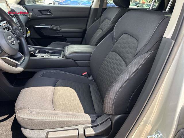 Certified 2025 Nissan Pathfinder S FWD image 16