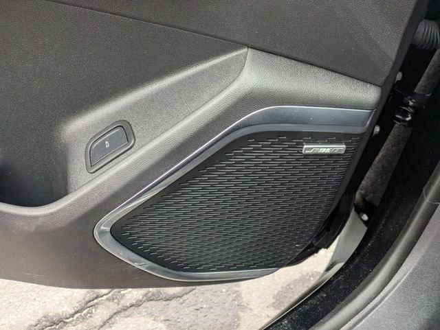 Used 2025 GMC Acadia Elevation image 13