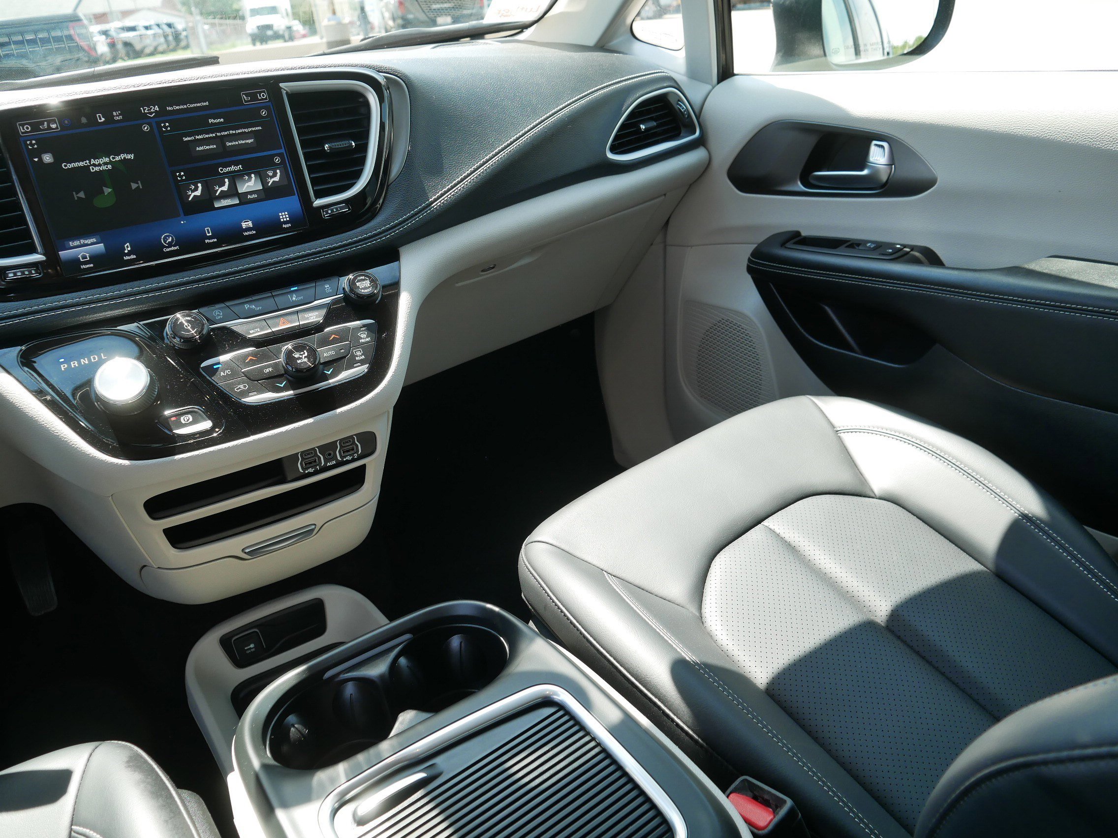 Used 2023 Chrysler Pacifica Touring-L AWD/4WD image 11