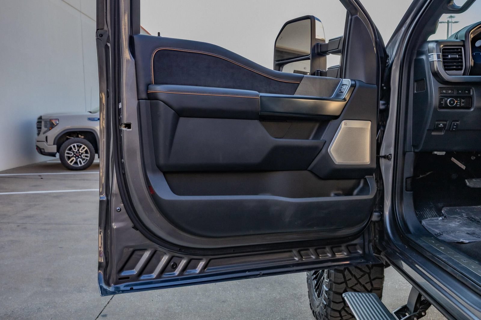 Used 2024 Ford F250 Platinum w/ FX4 Off-Road Package AWD/4WD image 37