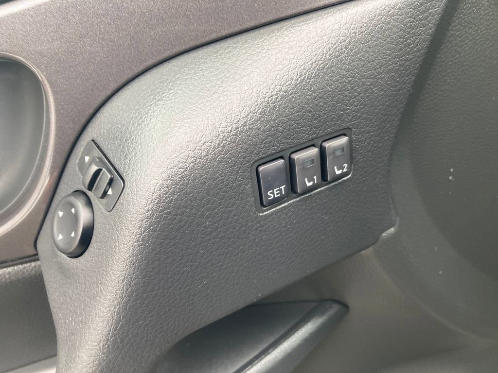 Used 2018 Nissan Rogue SV w/ Premium Package image 43