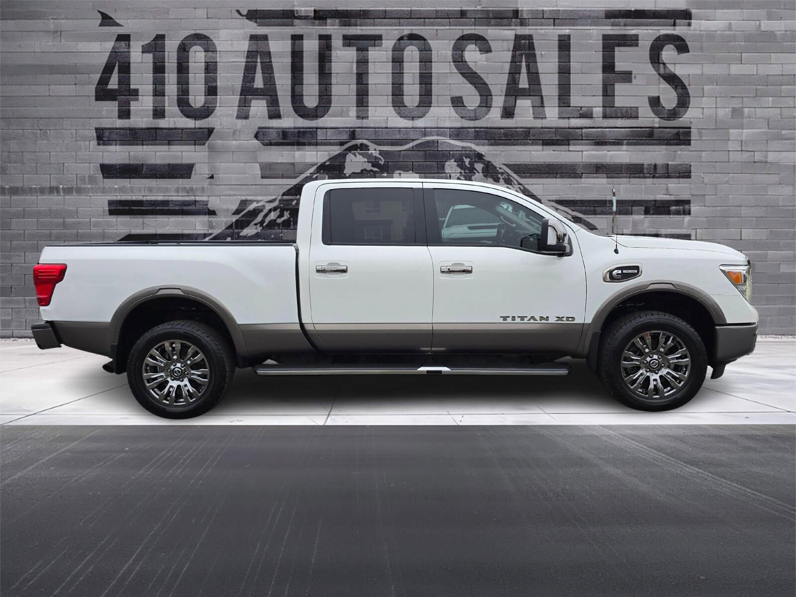Used 2019 Nissan Titan Platinum Reserve w/ Platinum Utility Package image 2