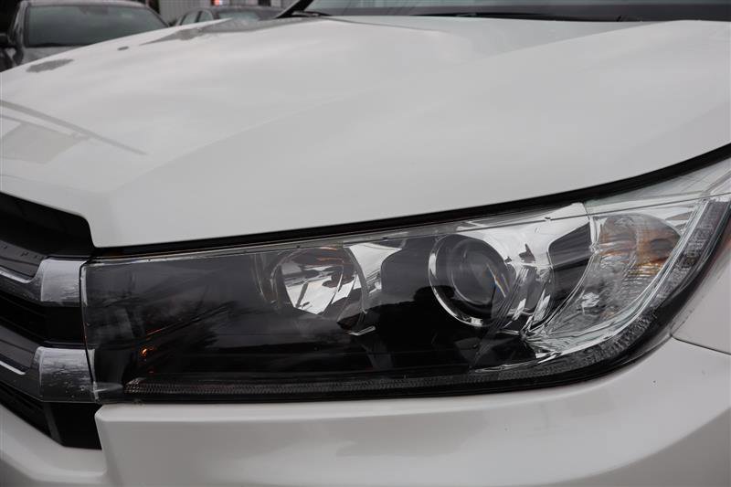 Used 2019 Toyota Highlander AWD V6 image 28