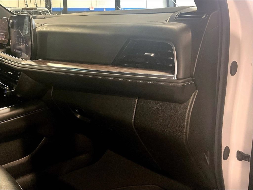 Used 2025 Chevrolet Suburban LT AWD/4WD image 13