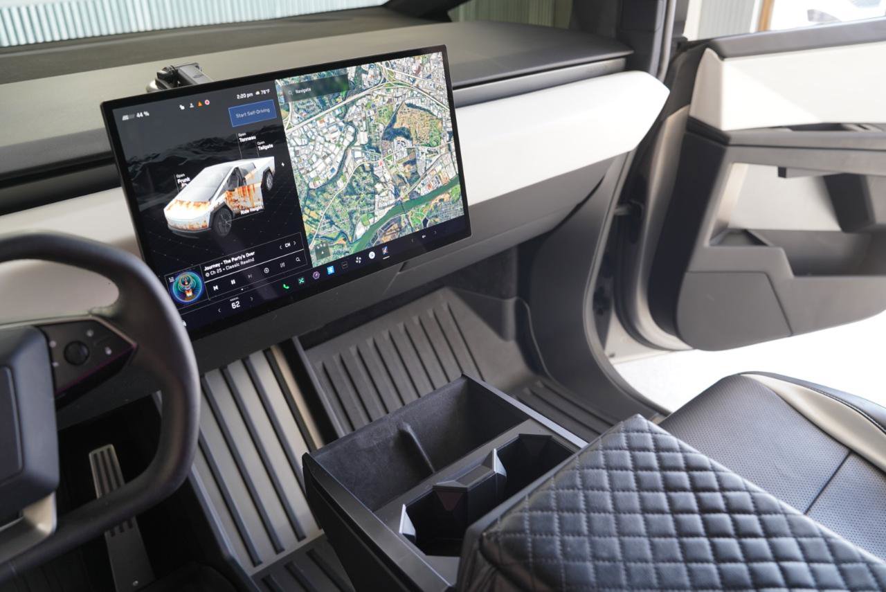 Used 2024 Tesla Cybertruck AWD Crew Cab image 16