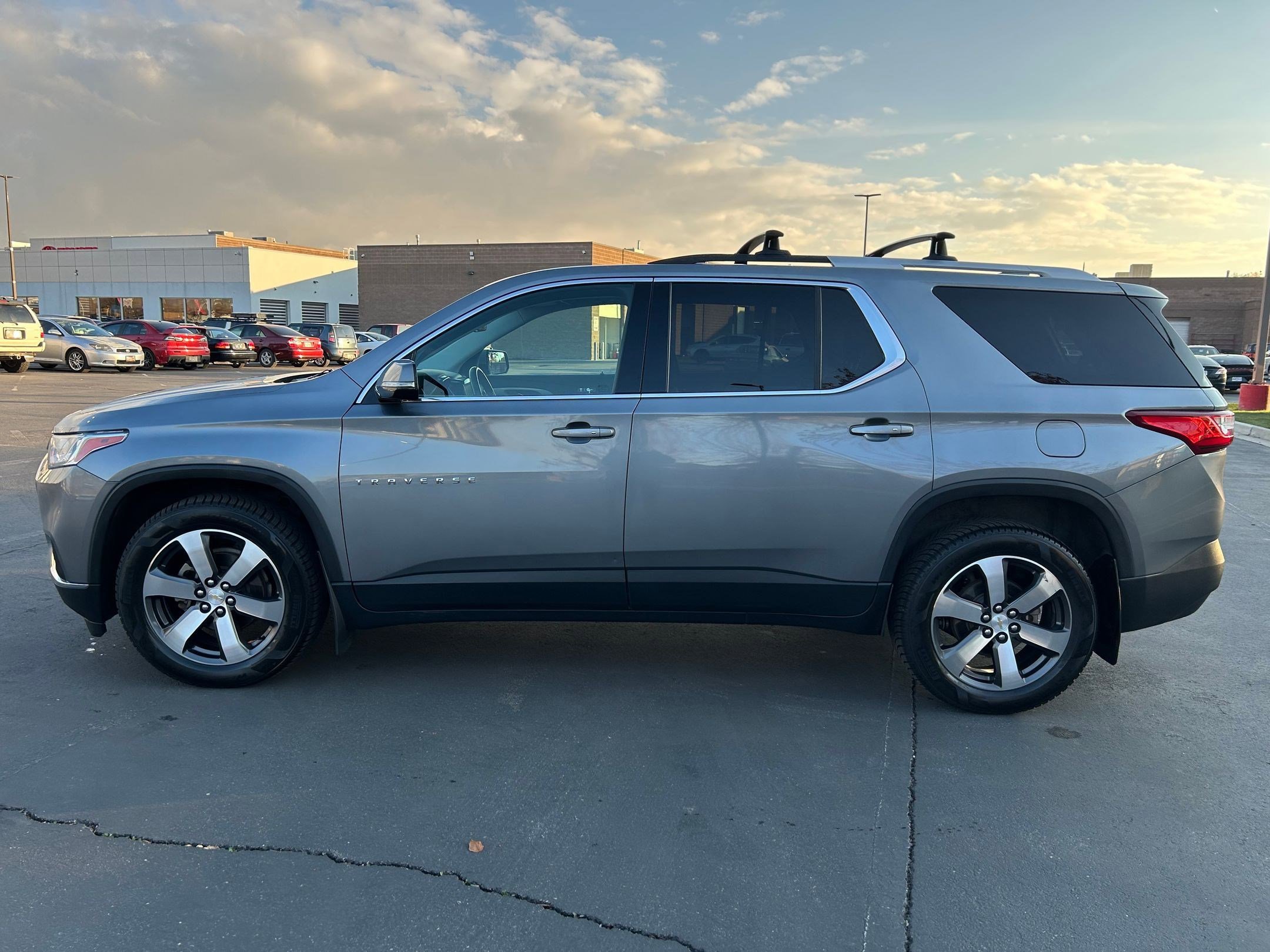 Used 2018 Chevrolet Traverse LT image 2