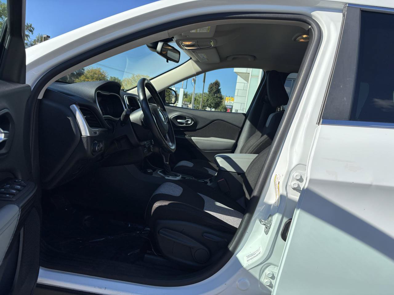 Used 2014 Jeep Cherokee Latitude w/ Cold Weather Group AWD/4WD image 16